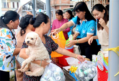 Rộn ràng Ngày hội tái chế tại huyện Phú Quý